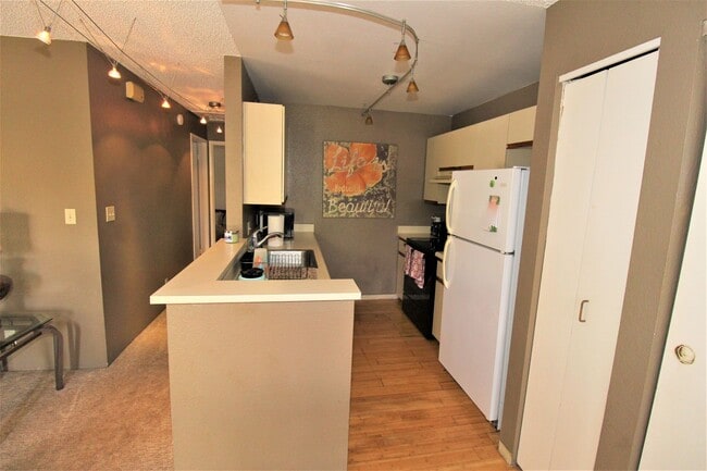 Building Photo - KIHEI VILLAGE UPPER LEVEL 2 BED / 1.5 BATH UNFURNISHED CONDO W/2 PARKING SPACES