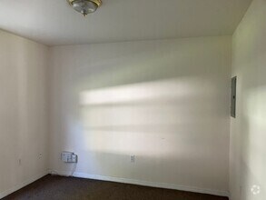 Building Photo - SPACIOUS 2BR/1BA Zephyrhills, Duplex, Vaul...