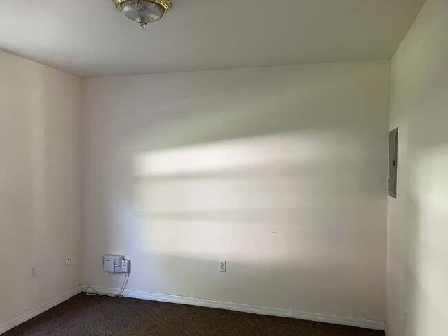 Building Photo - SPACIOUS 2BR/1BA Zephyrhills, Duplex, Vaul...