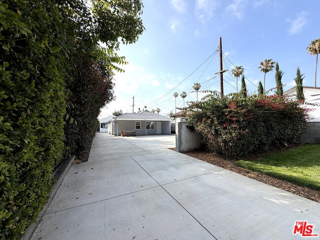 Building Photo - 1165 Western Ave