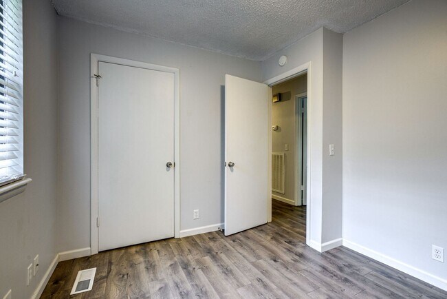 Building Photo - Newly Updated Home Just Minutes From Downt...
