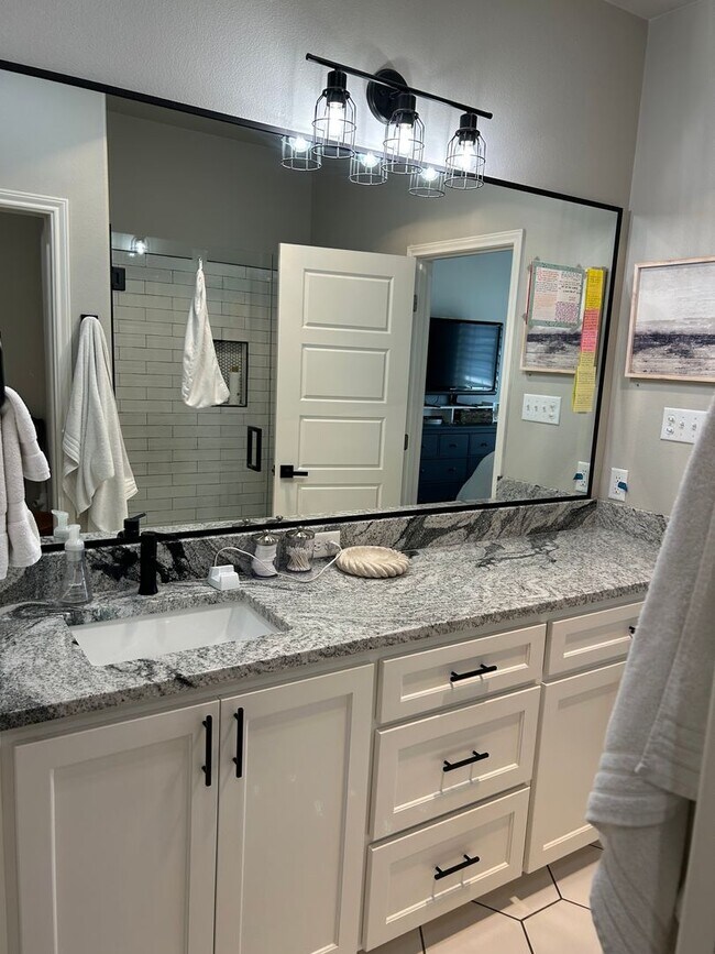 Building Photo - 1104 N Granby Ave