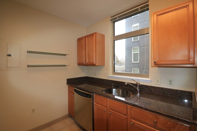 Building Photo - 1 + 1 w/Parking in downtown BETHESDA!