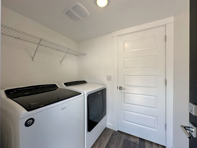 Building Photo - Modern & Stylish 4 Bed, 2.5 Bath Remodel!