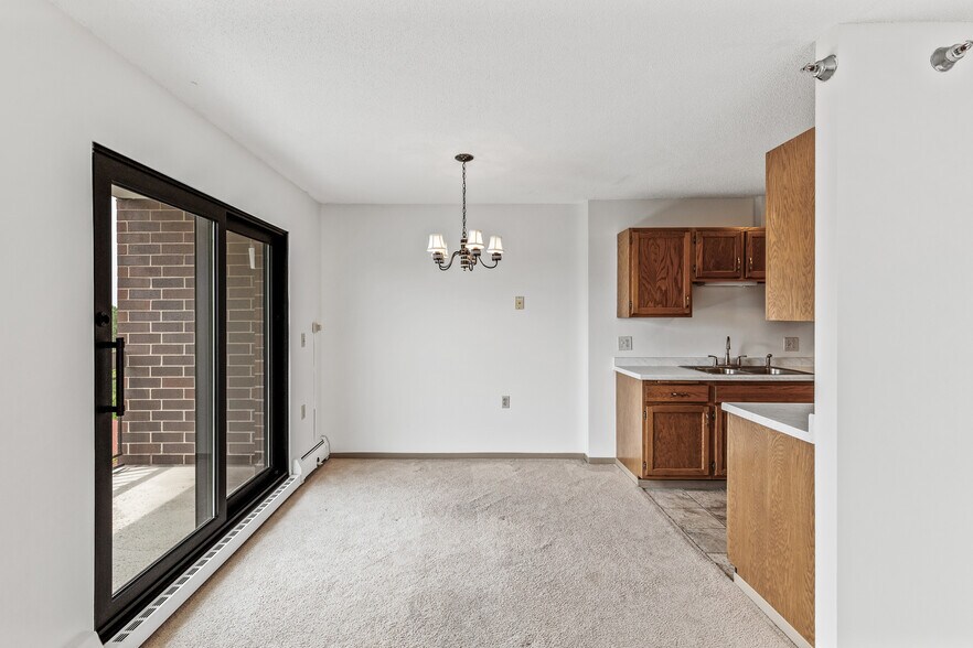 Dining area - 6615 Lake Shore Dr S