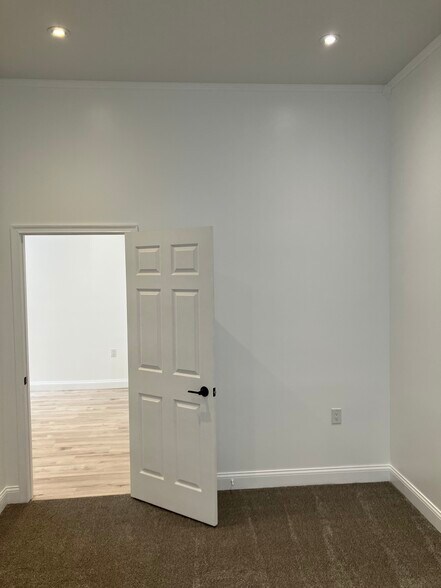 Building Photo - 513 1/2 S Main St