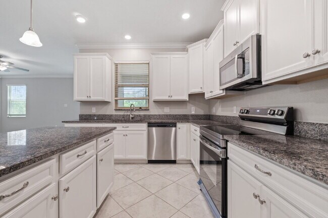 Building Photo - "Spacious 4-Bed Oasis with Granite Charm in Lutz!"In a gated community with 2 Cars garage