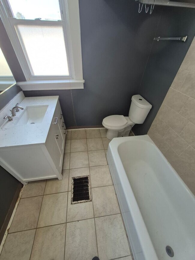 Building Photo - 348 Berry Ave