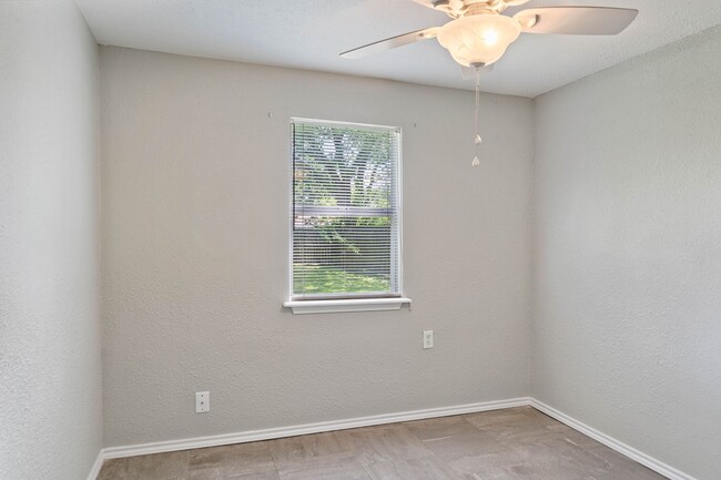 Building Photo - Cute! Cute! Cute! 2 Bedroom 1 Bath Home wi...