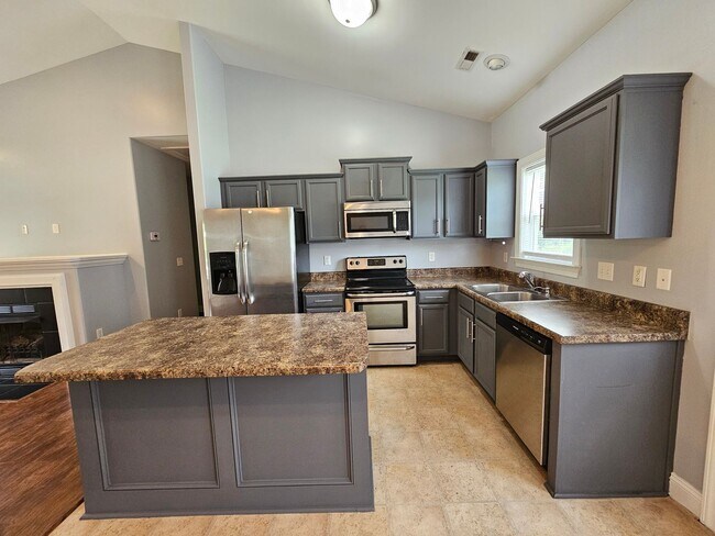 Building Photo - Fenced in 3 Bedroom Home in Southwest Commons