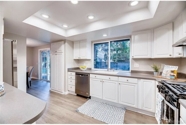 Building Photo - Kirkland Location, Charming 3 Bedroom - 1....