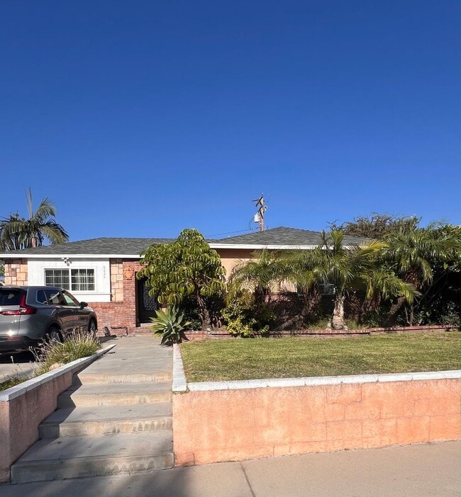 House 3 bedrooms, 1 baths, - House  3 bedrooms, 1 baths,