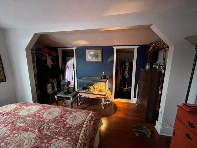 Building Photo - Newly Renovated East Rock Penthouse 2BR wi...