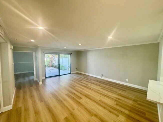 Building Photo - 2 Bedroom, Newly Renovated Beautiful Condo...