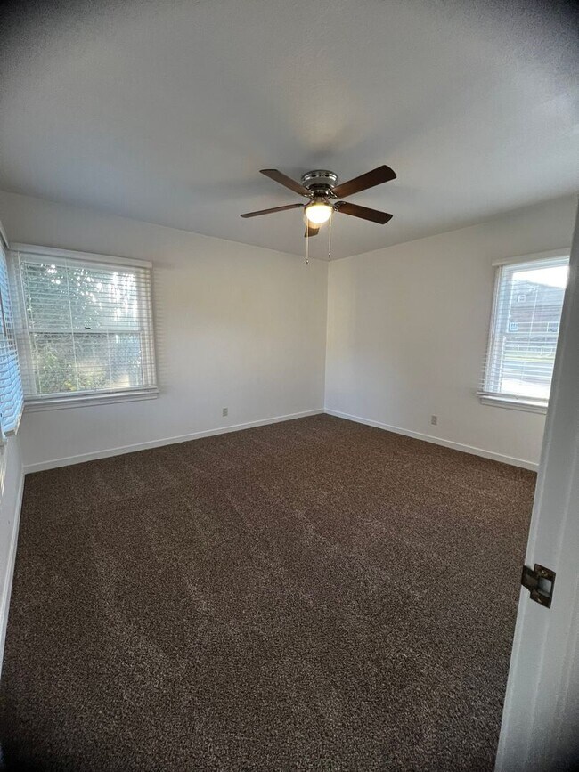 Building Photo - 800 N West St