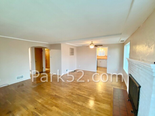 Building Photo - Tacoma Single Family 2 Bedroom 1 Bath With...