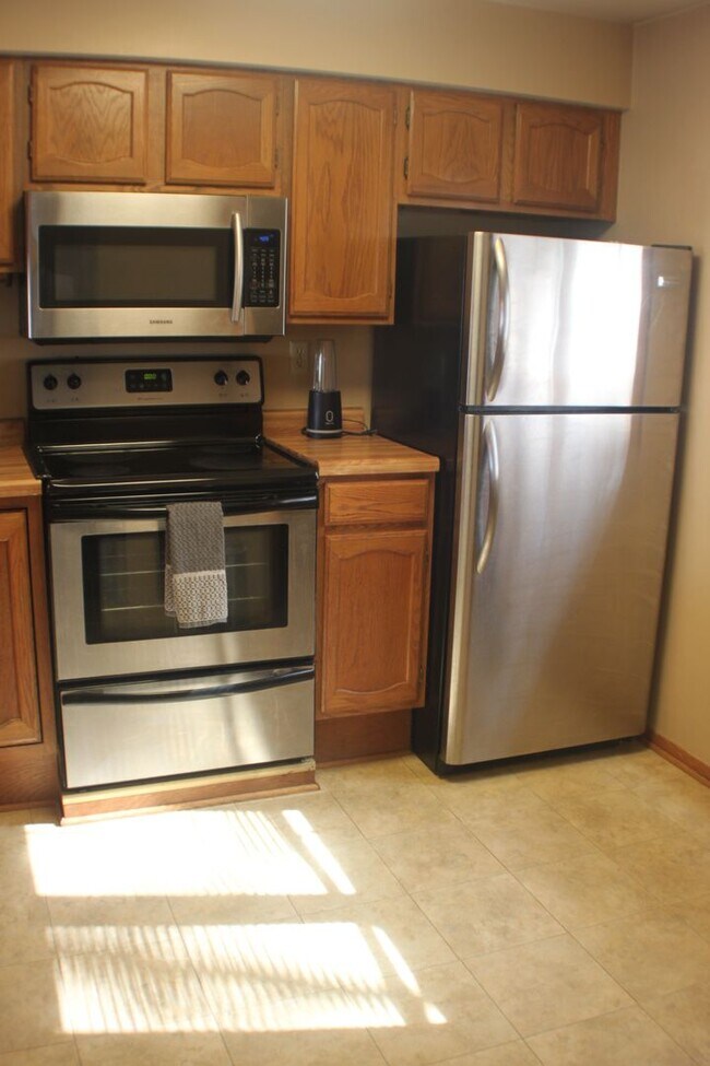 Building Photo - ***$500.00*** off June rent for signed lease starting June 1st.!! Elton Ridge townhome.