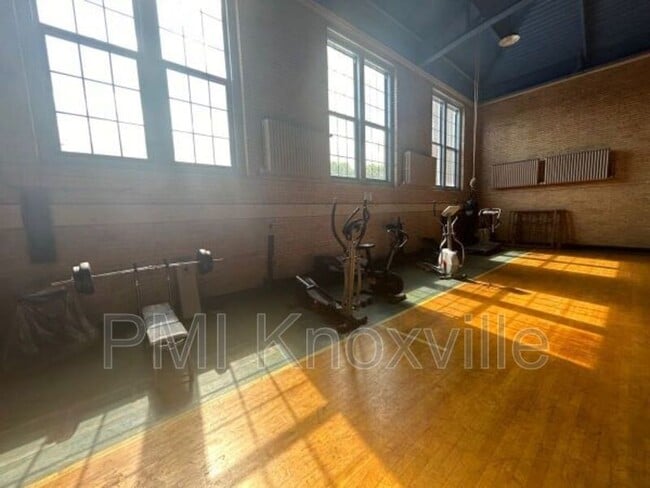 Building Photo - 523 N Bertrand St