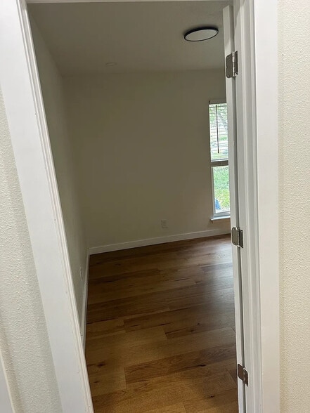 Building Photo - Room in House on Rockridge Dr