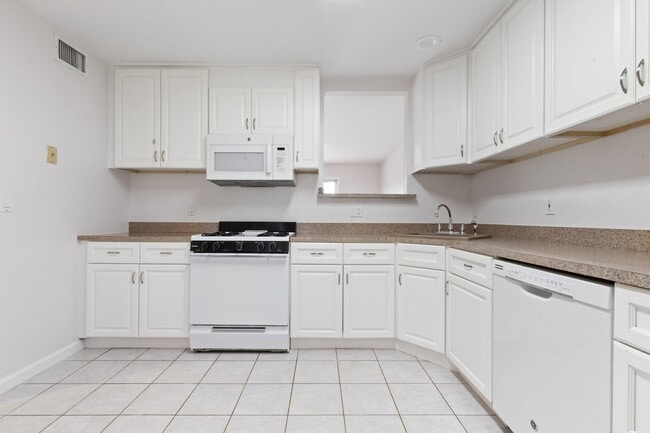 Building Photo - 2 Larissa Ln