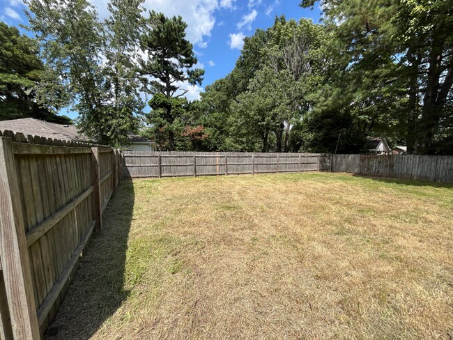 Building Photo - Spacious 4BR/2BA Memphis Home | 1,913 Sq Ft, Hardwood Floors, Brick Fireplace & Fenced Yard