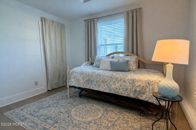 Building Photo - 546 E Bayview Ave