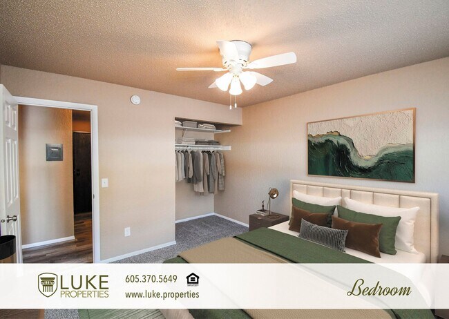 Building Photo - 405 S Sycamore Ave