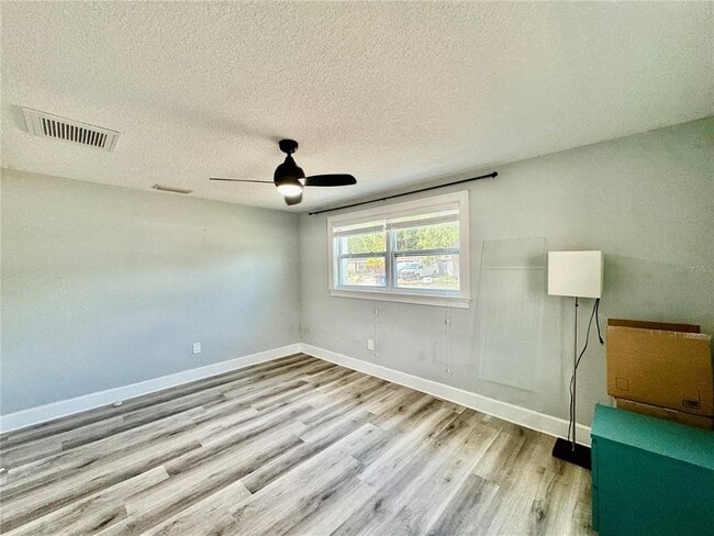 Building Photo - 2707 W Kenmore Ave