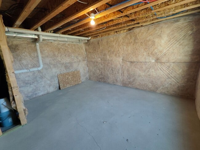 Building Photo - Spacious 4 bed/2.5 bath Home!