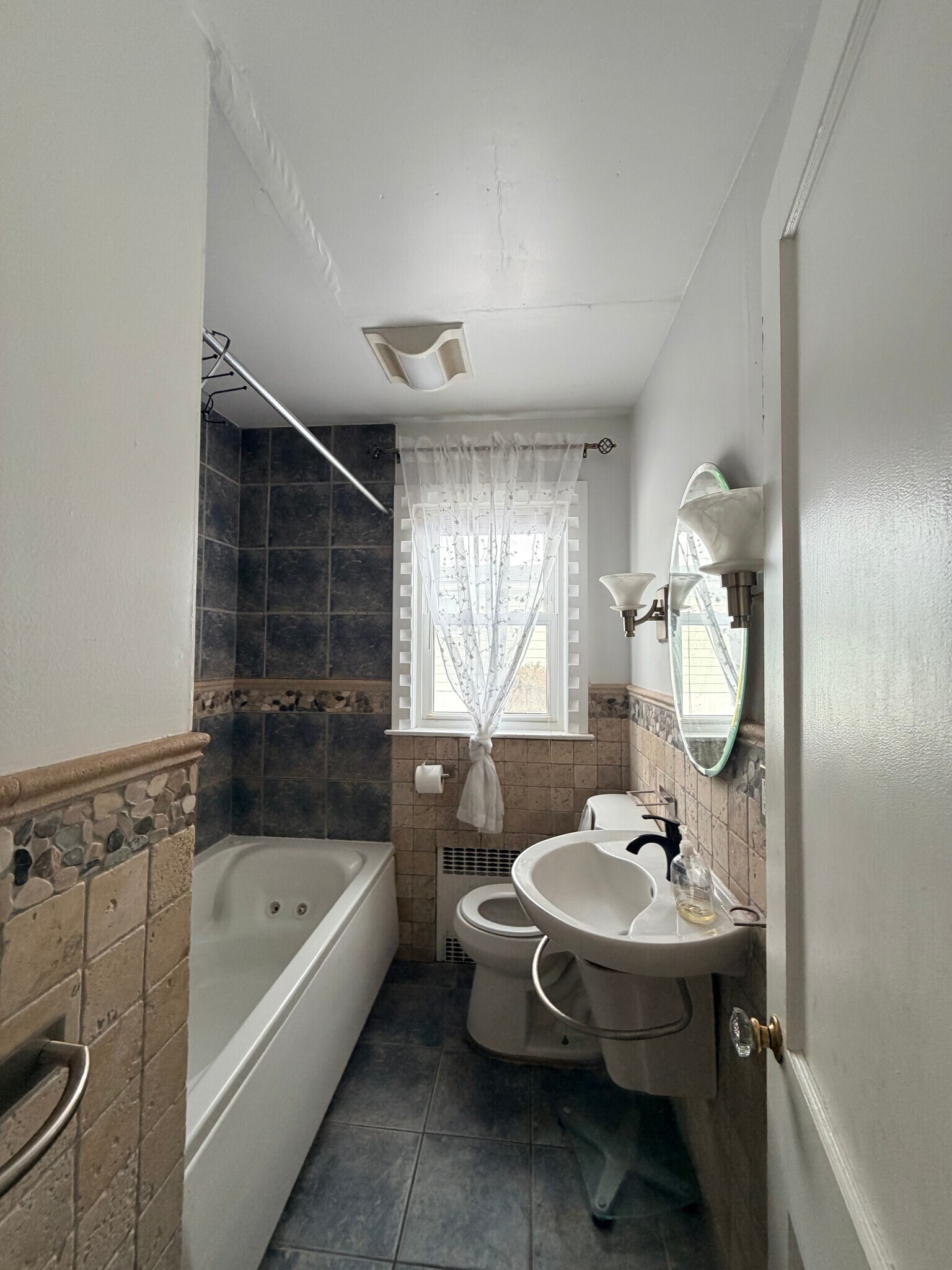 Building Photo - 109 Lakeview Ave