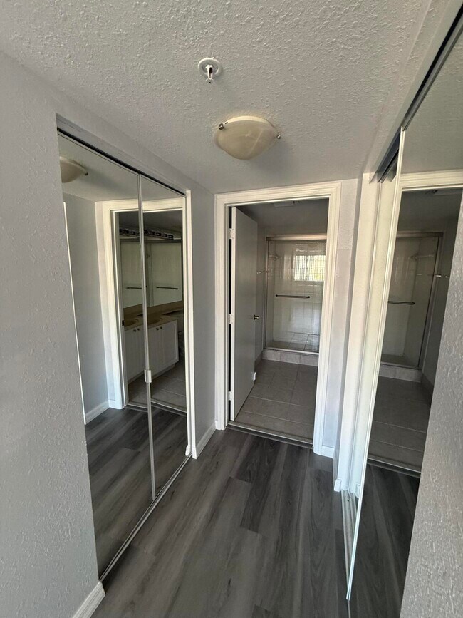 Building Photo - 1700 Crestwood Ct S