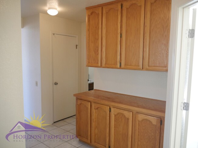 Building Photo - Bright 3 Bed 2 Bath 1,477 Sq. Ft. Sacramen...