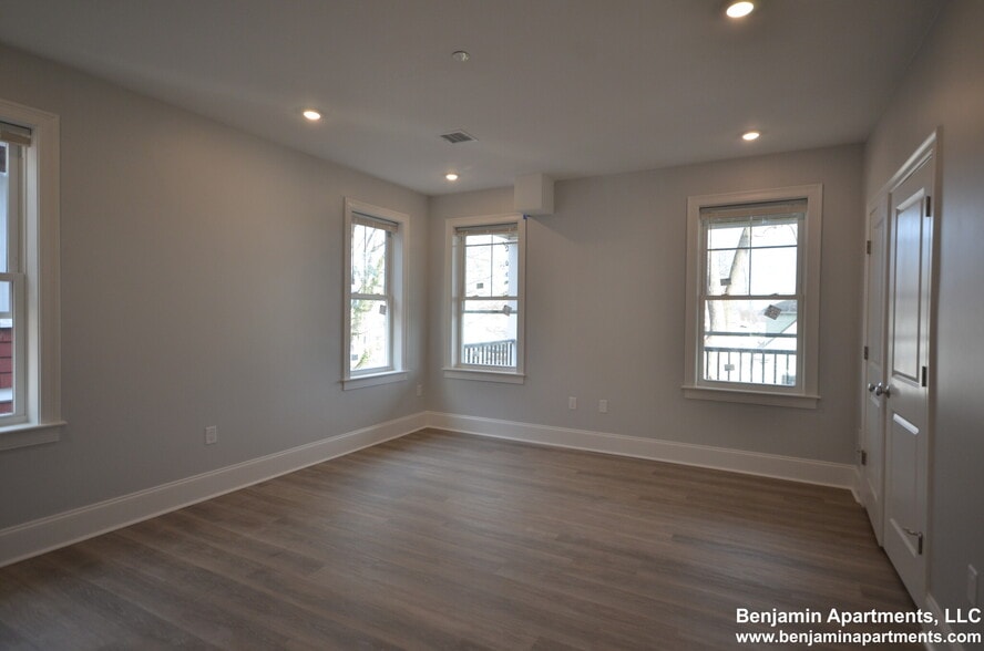 Building Photo - 100 Brooks St