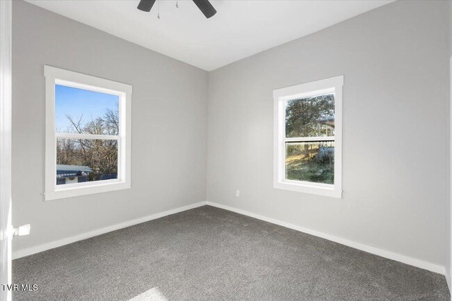 Building Photo - 411 S Hill St