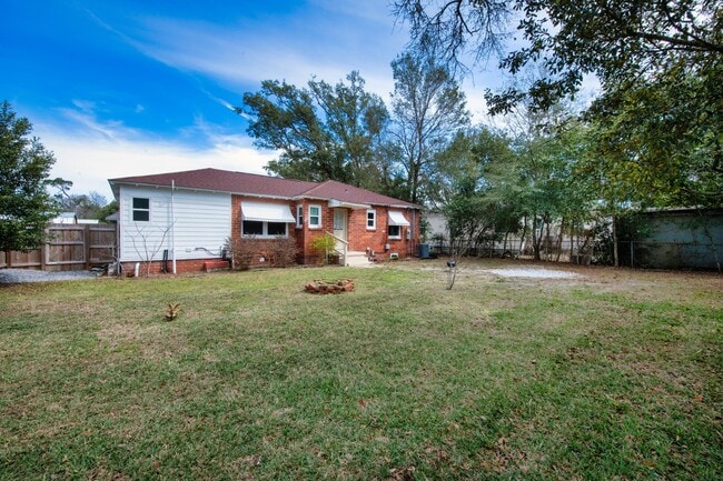 Building Photo - 303 SE Gilliland Rd