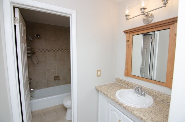 Building Photo - Newly remodeled condo