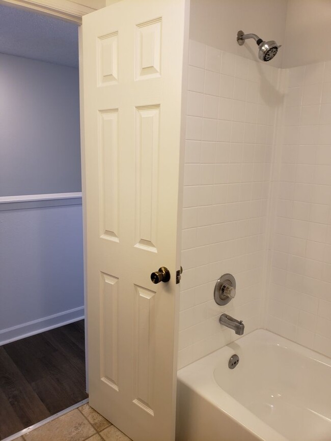 Building Photo - 2 Bedroom Townhome - Spacious!