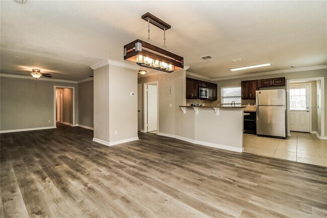 Building Photo - 701 Palm Springs Dr