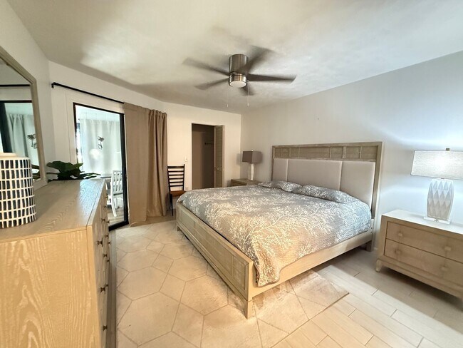 Building Photo - IMG Golf Course 2/2 Condo at Valencia Gard...