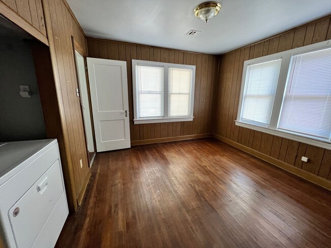 Building Photo - Nice 3 Bedroom 1 Bathroom Home With Detach...