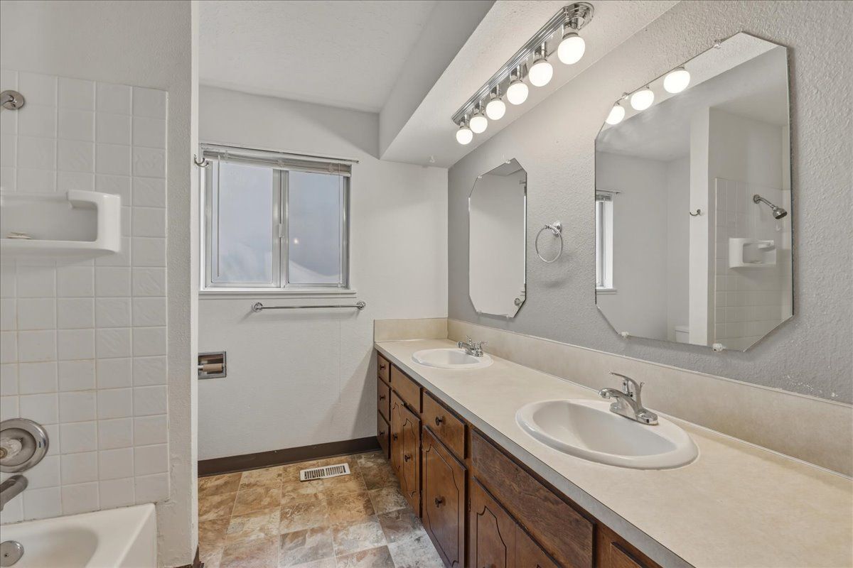 Building Photo - 117 N Homedale Ave