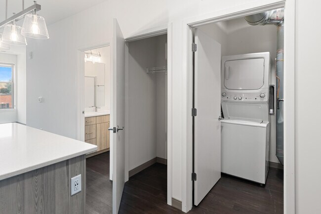 Building Photo - 2420 E Capitol Dr