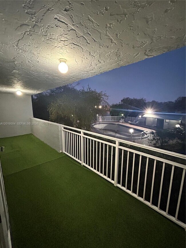 Building Photo - 9375 Fontainebleau Blvd