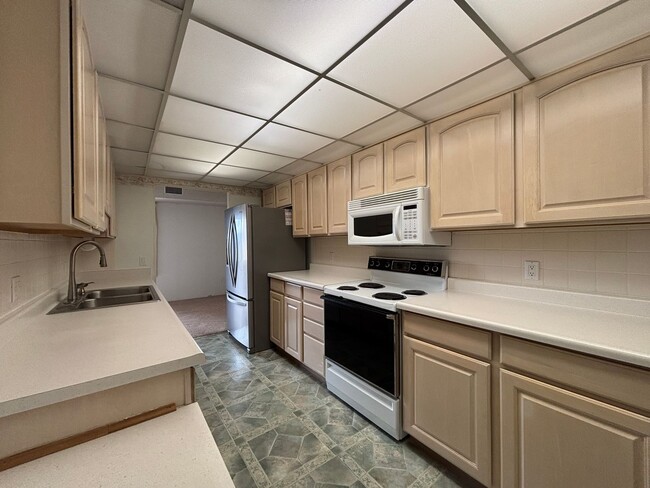 Building Photo - Large 2 bedroom, 2 bathroom unit with parking space in garage!