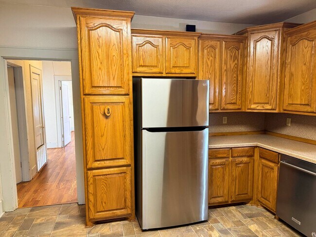 Building Photo - Adorable 3 Bed, 1 Bath Craftsman Home