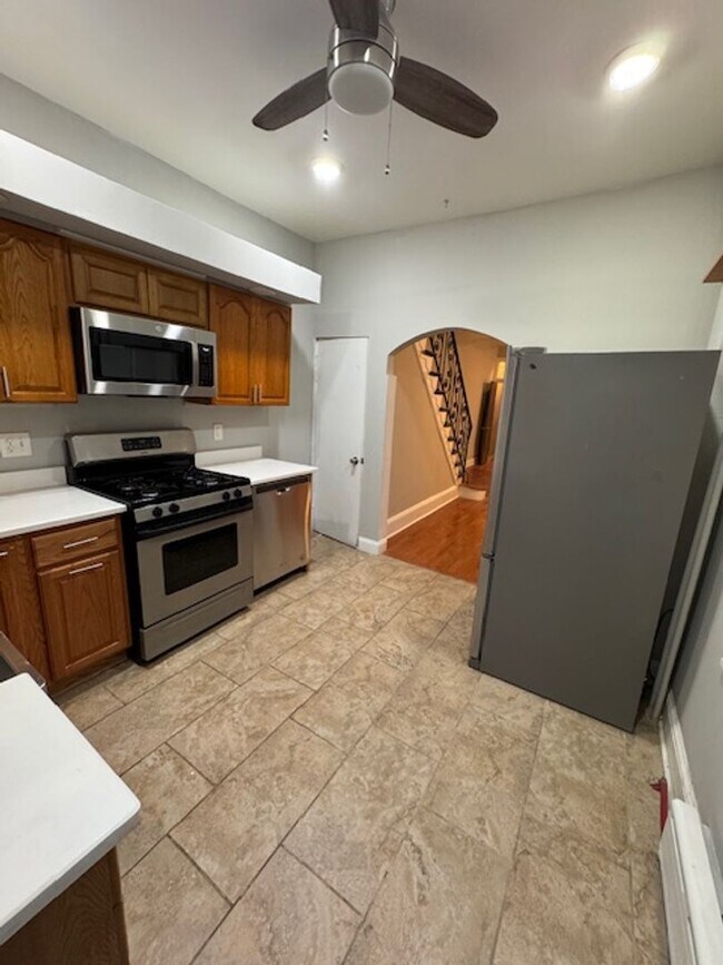 Building Photo - Looking for spacious house check this one out.