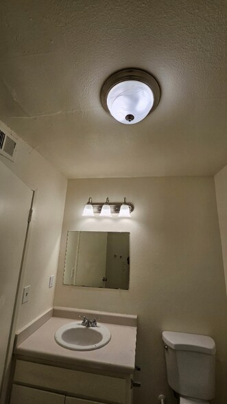 Building Photo - 429 S Backer Ave