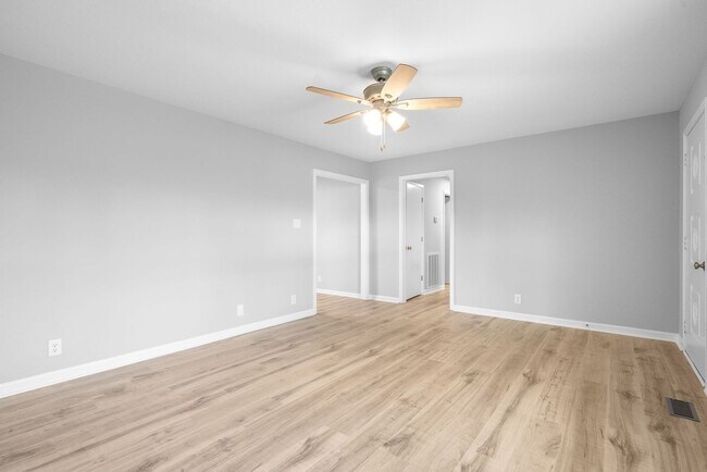 Building Photo - Newly Renovated 3 Bedroom Pet Friendly Hom...