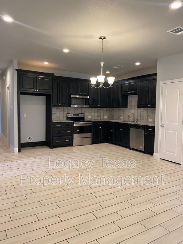 Building Photo - 301 E Willingham St