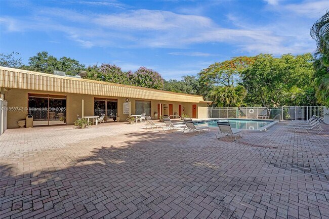 Building Photo - 760 E Coco Plum Cir